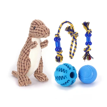 Ein plüschiger Dinosaurier-Spielzeug steht neben zwei blauen Gummibällen und einem geflochtenen Seilspielzeug mit gelben und blauen Akzenten.