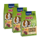 Drei Beutel Vitakraft MENU Vital Meerschweinchenfutter, die zwei Meerschweinchen und den Text "Für ein vitales Leben" und "+Vita Kräuter" zeigen.