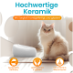 Flauschige cremefarbene Katze neben einer weißen keramischen Futterschale; sichtbarer Text: "Hochwertige Keramik" und "handgefertigt & glasiert."