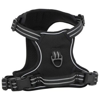 Schwarzes Haustiergeschirr mit reflektierenden Streifen, mit verstellbaren Riemen und einem Metall-D-Ring zur Leinenbefestigung.