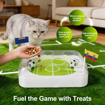 Orange-getigerte Katze schnüffelt an einem Leckerli-Spender im Fußballfeld-Design auf Kunstrasen, während eine Hand Trockenfutter fallen lässt; sichtbarer Text 'Fuel the Game with Treats'.