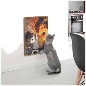 Eine verspielte graue Katze steht auf ihren Hinterbeinen und greift nach einem bunten, wandmontierten Kratzbrett mit einer Cartoon-Katze, die gegen einen Drachen kämpft.