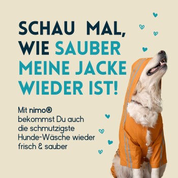 Ein glücklicher Hund in einem orangefarbenen Regenmantel mit reflektierenden Streifen. Text: "Sieh mal, wie sauber meine Jacke ist! Mit nimo® bleibt die Wäsche deines Hundes frisch."
