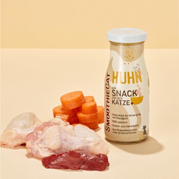 Eine Snackflasche "SmoothieCat Huhn" umgeben von rohem Hähnchen, Leber und Karottenscheiben, beschriftet mit 100% natürlich und hydratisierend.