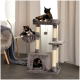 Ein gemütlicher Katzenbaum mit drei Katzen: eine liegt in einer Hängematte, eine sitzt oben und eine schaut aus einem Versteck.