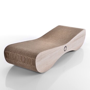 Ein moderner Kratzbaum für Katzen mit einem geschwungenen Design, das eine strukturierte Pappe-Oberfläche und eine helle Holzbasis aufweist.