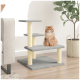 Eine flauschige orange Katze sitzt auf einem mehrstöckigen grauen Katzenbaum mit beigen Kratzpfosten, neben einer Topfpflanze in einem modernen Wohnzimmer.