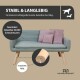 Ein stilvolles hellblaues Haustiersofa mit Holzbeinen, ausgestattet mit zwei rosa Kissen, vor einem minimalistischen Interieur mit Holzboden.
