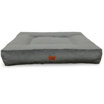 Graues Cordstoff-Haustierbett mit erhöhten Rändern und zentralem Kissen, braunes Lederetikett mit der Aufschrift 'PETLIVING'.