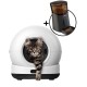 Weißes kugelförmiges Katzenklo mit getigertem Kätzchen, das mit der Pfote aus der vorderen Öffnung greift; Einblendung zeigt schwarzen automatischen Futterspender mit Trockenfutter.