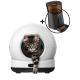Weißes kugelförmiges Katzenklo mit getigertem Kätzchen, das mit der Pfote aus der vorderen Öffnung greift; Einblendung zeigt schwarzen automatischen Futterspender mit Trockenfutter.