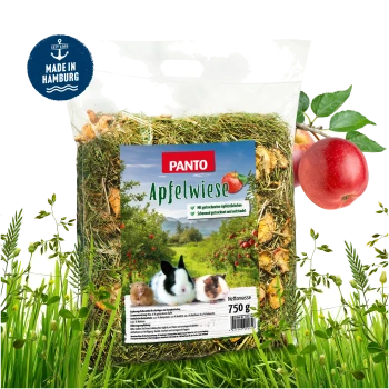 Eine durchsichtige Tüte PANTO Apfelwiese Haustierfutter für Kleintiere, mit getrockneten Apfelstücken und Heu. Etikett zeigt einen Hasen, ein Meerschweinchen und einen Hamster.