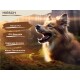Ein glücklicher Hund in einem Waldsetting, mit Text, der "Hirsch Pur", "0% Getreide", "Regionale Zutaten" und "Keine Tierversuche" hervorhebt.