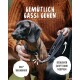 Eine Person in einem braunen Pullover hält einen Hund an der Leine mit dem Text: "Gemütlich Gassi Gehen", "360° Karabiner", "Bequemer Griff."
