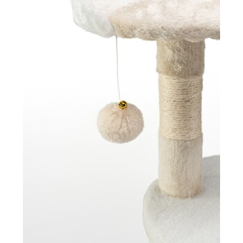 Nahaufnahme eines plüschigen Katzenbaums mit einem weichen beigen Pompon-Spielzeug, das an einem Band hängt und an einer flauschigen Plattform befestigt ist.
