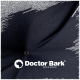 Doctor Bark Logo mit Hundesilhouette und Text „Doctor Bark Made in Germany“ auf dunklem Stoffhintergrund.