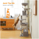 Eine verspielte orangefarbene Katze springt von einem grauen Katzenbaum mit mehreren Ebenen und Kratzpfosten, der ein Anti-Kipp-Kit für Sicherheit aufweist.