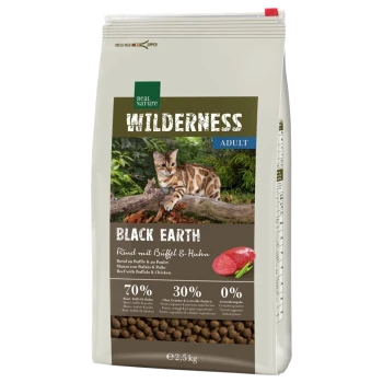 Wilderness Black Earth Katzenfutterbeutel mit einer verspielten Katze auf einem Baumstamm, mit Text, der 70% Fleisch, 30% Früchte und Gemüse und 0% Getreide hervorhebt.