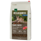 Wilderness Black Earth Katzenfutterbeutel mit einer verspielten Katze auf einem Baumstamm, mit Text, der 70% Fleisch, 30% Früchte und Gemüse und 0% Getreide hervorhebt.