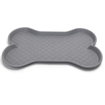 Grau gefärbte, knochenförmige Futtermatte für Haustiere mit Pfotenabdrucktextur, entworfen, um Verschüttungen aufzufangen und den Futterbereich sauber zu halten.