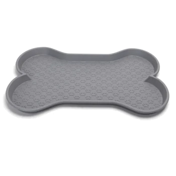 Grau gefärbte, knochenförmige Futtermatte für Haustiere mit Pfotenabdrucktextur, entworfen, um Verschüttungen aufzufangen und den Futterbereich sauber zu halten.