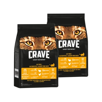 Zwei Taschen CRAVE Katzenfutter mit einem Katzenkopf, beschriftet "Befriedige ihre Natur", das hohe Protein-, natürliche, getreidefreie Zutaten hervorhebt.