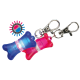 Zwei bunte, knochenförmige Haustiercliplichter, eines blau und eines pink, mit Metallverschlüssen zur Befestigung, vor einem hellen Hintergrund.