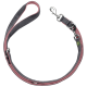 Eine graue und rosa Hundeleine mit einem Metallclip und einem gepolsterten Griff, entworfen für Komfort und Haltbarkeit.