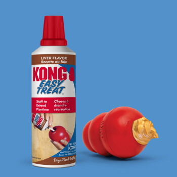 KONG Easy Treat (Lebergeschmack) Quetschflasche und rotes KONG-Spielzeug, gefüllt mit gelbem Leckerli.