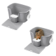 Graue Katzentoilette mit angeschlossener Schaufel, kleinem Abfalleimer und einer Katze darin vor weißem Hintergrund.