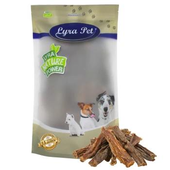 Verpackung für Lyra Pet Hundeleckerlis mit drei Hunden auf der Vorderseite, beschriftet "Lyra Nature Power," mit einem Stapel Leckerlis davor.