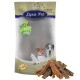 Verpackung für Lyra Pet Hundeleckerlis mit drei Hunden auf der Vorderseite, beschriftet "Lyra Nature Power," mit einem Stapel Leckerlis davor.