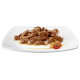Ein Teller mit zartem, zerrissenem Fleisch, garniert mit kleinen Stücken Tomate und Kräutern, das ein reichhaltiges, herzhaftes Aussehen zeigt.