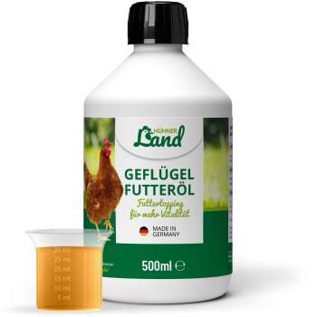 Flasche Hühner Land Geflügel Futteröl, 500 ml, hergestellt in Deutschland, mit Messbecher gefüllt mit orangefarbener Flüssigkeit.