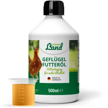 Flasche Hühner Land Geflügel Futteröl, 500 ml, hergestellt in Deutschland, mit Messbecher gefüllt mit orangefarbener Flüssigkeit.