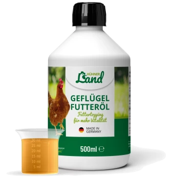 Flasche Hühner Land Geflügel Futteröl, 500 ml, hergestellt in Deutschland, mit Messbecher gefüllt mit orangefarbener Flüssigkeit.