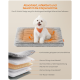Kleiner weißer Hund sitzt auf einer grau-orangefarbenen beheizten Haustiermatte mit deutschem Text, der das 6-lagige wärmespeichernde Design beschreibt.