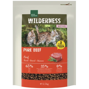 Tüte Real Nature Wilderness Kitten Trockenfutter "Pure Beef" mit Bild von zwei Kätzchen, Foto von rohem Rindfleisch und Kennzeichnungen 65% / 35% / 0%.