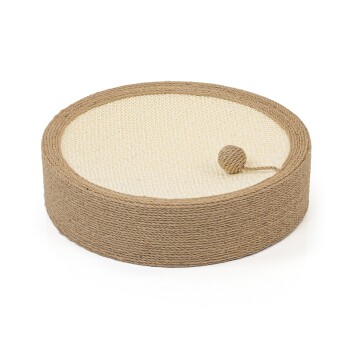 Runde Katzenkratzmatte aus natürlichen Fasern mit einem beigen Zentrum und einem kleinen angehängten Ball zum Spielen.