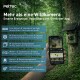 Hand hält ein Telefon mit der PetTec-App neben einer am Baum montierten Wildkamera im Wald; deutsche Überschrift 'Mehr als eine Wildkamera'.