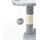 Graue Katzenbaum mit einer plüschigen Oberfläche, der ein hängendes Pom-Pom-Spielzeug mit einer goldenen Glocke hat.