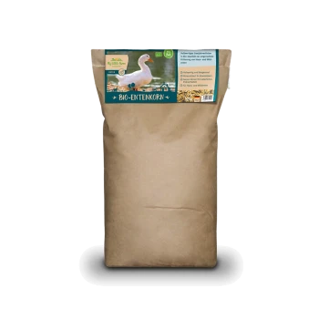Braune Papiertüte mit biologischem Entenfutter, beschriftet mit "BIO-ENTENKORN" und einem Bild einer Ente sowie Text, der die natürlichen Zutaten hervorhebt.