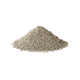 Ein Haufen hellgrauer Katzenstreu-Granulate, die eine strukturierte Oberfläche zeigen, auf einem weißen Hintergrund.