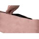 Eine Hand öffnet einen weichen, rosa Hundebett mit einem schwarzen Reißverschluss und zeigt seine plüschige Textur und das Design.