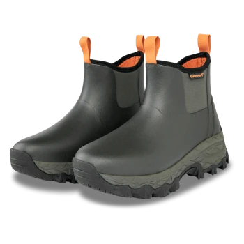 Paar graue und schwarze wasserdichte Haustierstiefel mit orangefarbenen Zuglaschen und „Gateway“-Logo an der Seite.