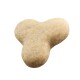 Ein beiges, knochenförmiges Hundeleckerli mit einer strukturierten Oberfläche, vor einem weißen Hintergrund präsentiert.