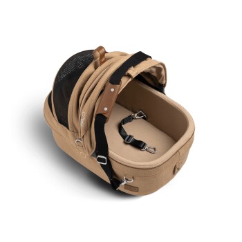 Eine beige Haustiertragetasche mit einem Netzoberteil, verstellbaren Riemen und einem gepolsterten Innenraum, entworfen für kleine Haustiere.