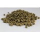 Eine Nahaufnahme eines Haufens kleiner, runder, grünlich-brauner Tierfutterpellets auf einem weißen Hintergrund.