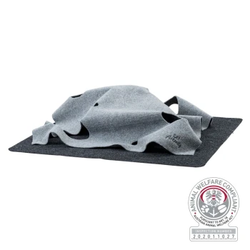 Eine graue Katzendecke mit Ausschnitten, teilweise über einer schwarzen Matte drapiert, mit dem Text "CAT ACADEMY" und einem Tierschutz-Zertifikat.