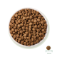 Bol rempli de petites croquettes brunes rondes, avec une référence de taille montrant que chaque croquette mesure 10 mm de diamètre.